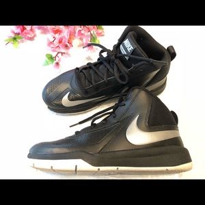 Boys Nike Team Hustle D7 High Top Basketball Shoes